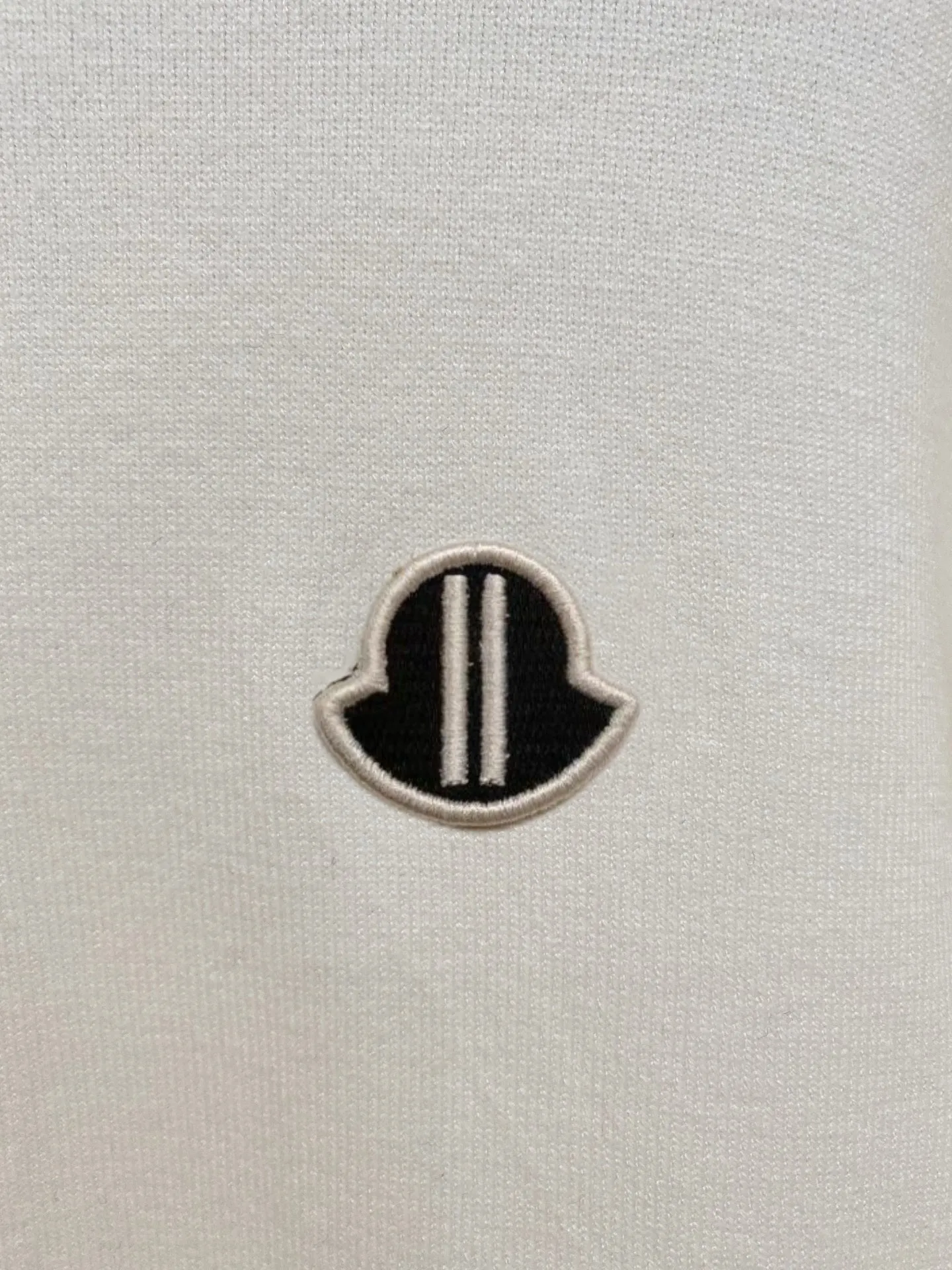 P110，〖 𝐌𝐎𝐍𝐂𝐋𝐄𝐑~ 〗 Premium Series Premium Factory Quality 、 、 ： Black White Sizes：M L XL 2XL 3XL